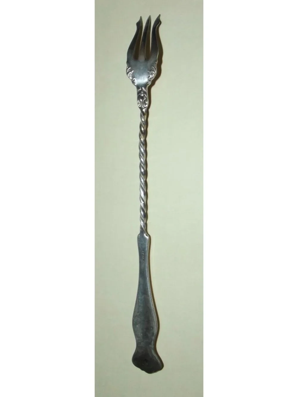 Wm Rogers Mfg Co EXTRA PLATE Serving Fork 8-1/8” long olive pickle